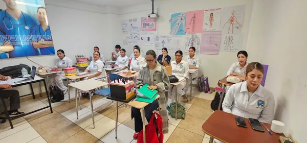 Salón de clases de CIMAC Tecate con láminas de anatomía