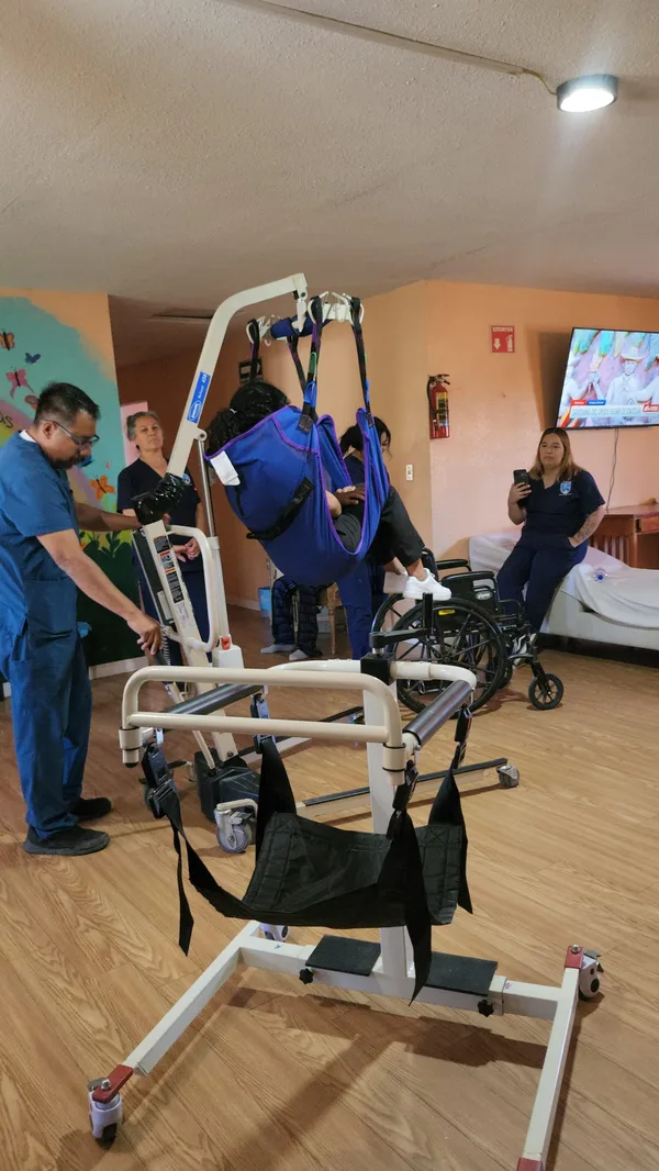 Grúa de traslado de pacientes en la casa de reposo donde se hacen prácticas
