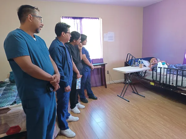 Alumnos durante la práctica de campo en una casa de reposo