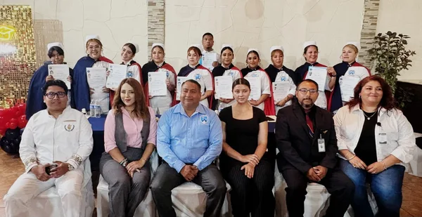 Generación de CIMAC Tecate con sus constancias el día de la graduación