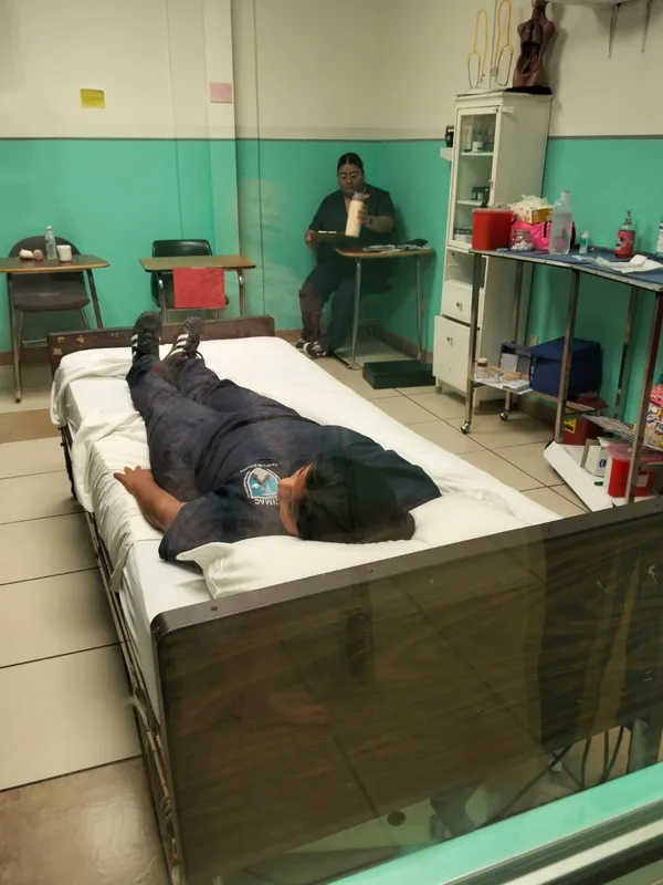 Cama de hospital y carro de material en el laboratorio de prácticas