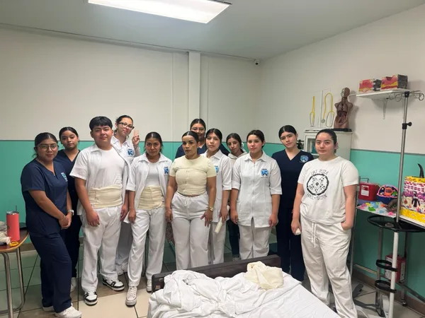 Alumnos de primer ingreso con uniforme blanco en el laboratorio