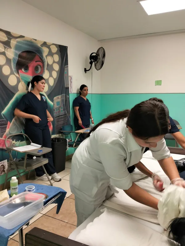 Práctica de higiene y cuidado de una paciente en cama