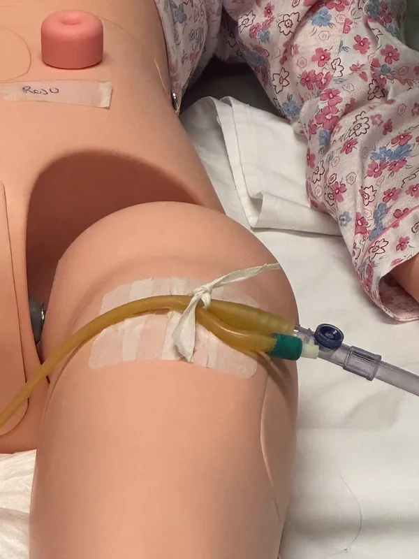 Práctica de colocación de sonda en un maniquí de enfermería