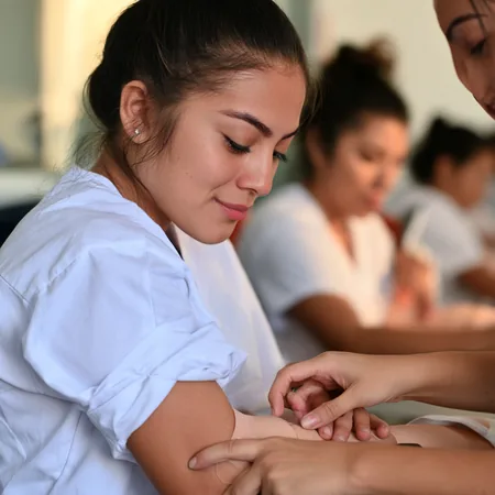 Estudiantes de Auxiliar de Enfermería Avanzado en práctica