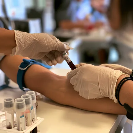 Estudiantes de Inyecciones y Toma de Muestras en práctica